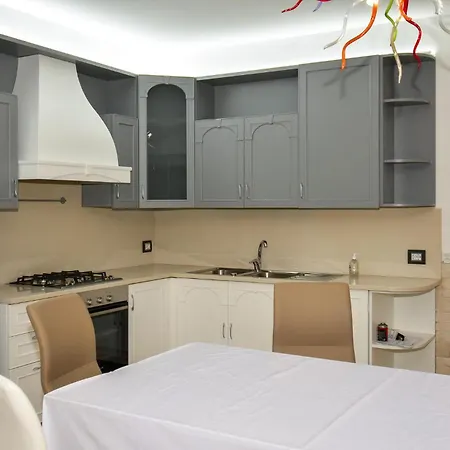 Lovely In With Kitchen * Μόντικα